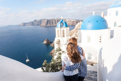 honeymoon photographer in Santorini